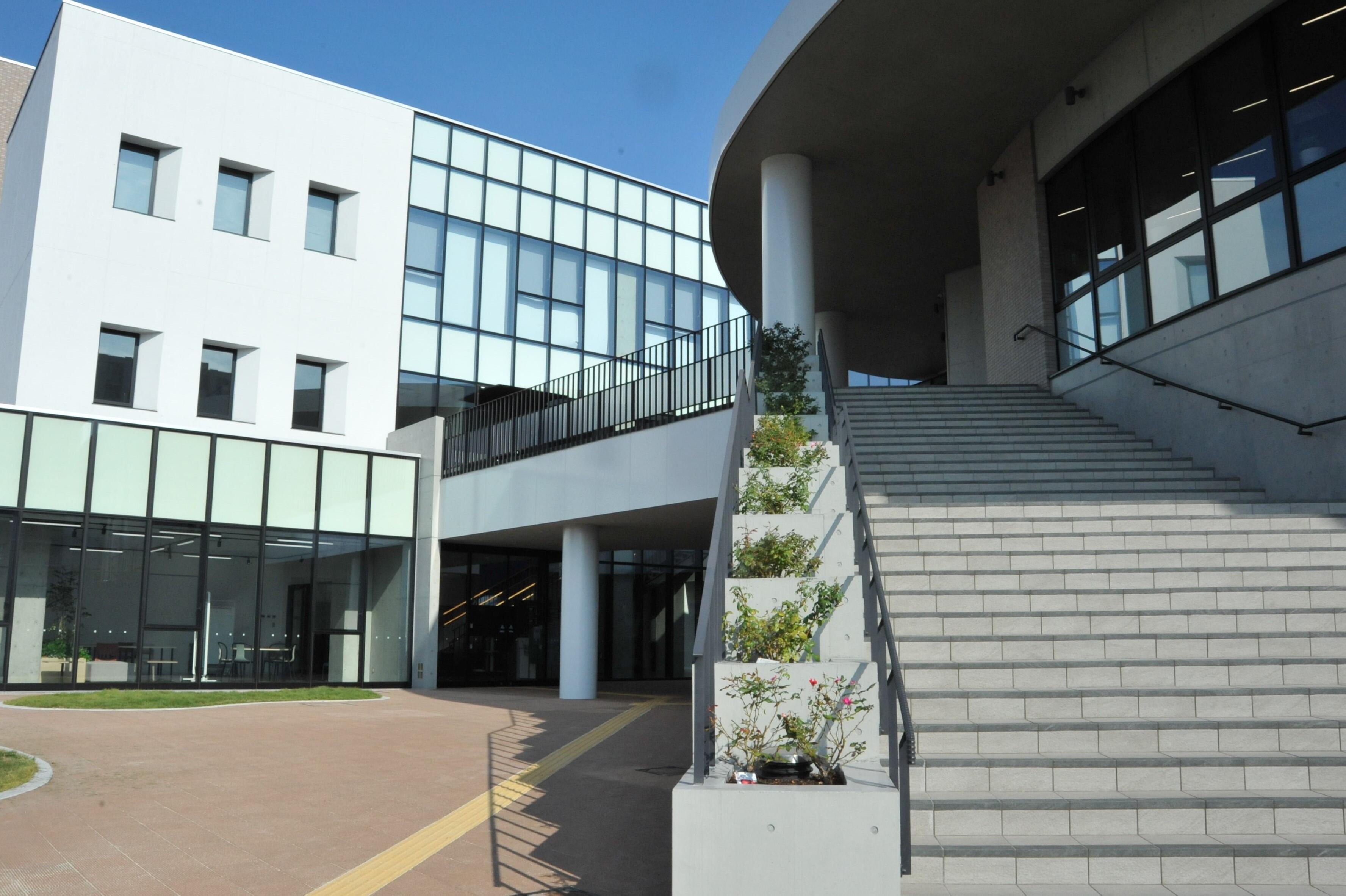 南側から見た外観