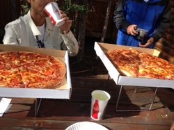 お待ちかね　PIZZA!    By Dekiden