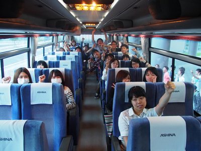 お見送りの中、福山市立大学を出発しました