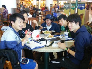 シアトル空港のフードコートにて