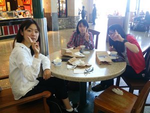 シアトル空港のフードコートにて