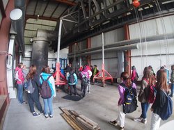 ロケット発射台の説明を受ける