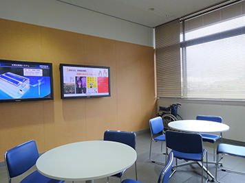 エレベーターホールの電子掲示板