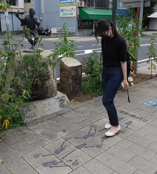 路面にかかれた二上り踊りの足跡の写真.jpg