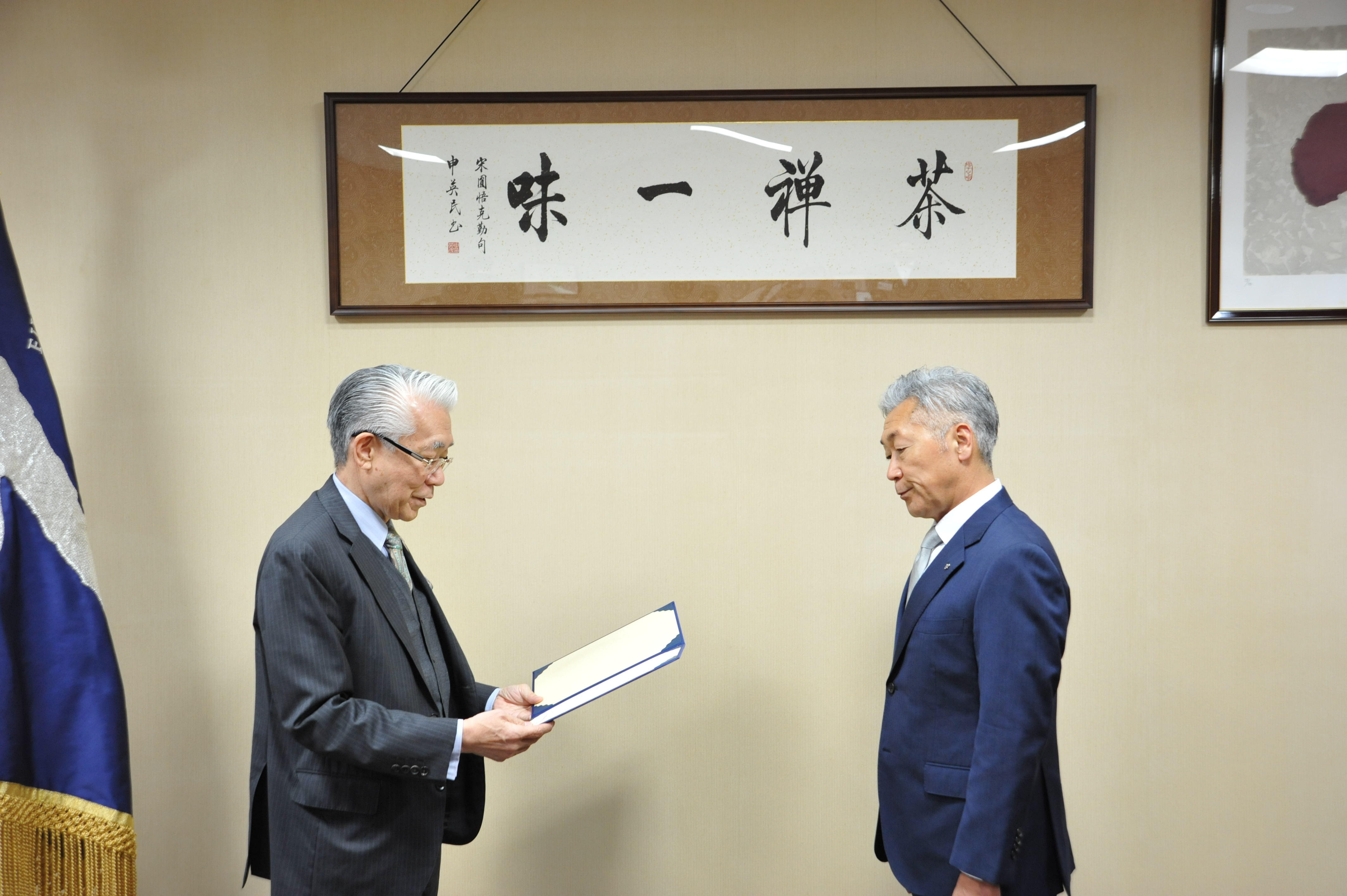 感謝状を渡している