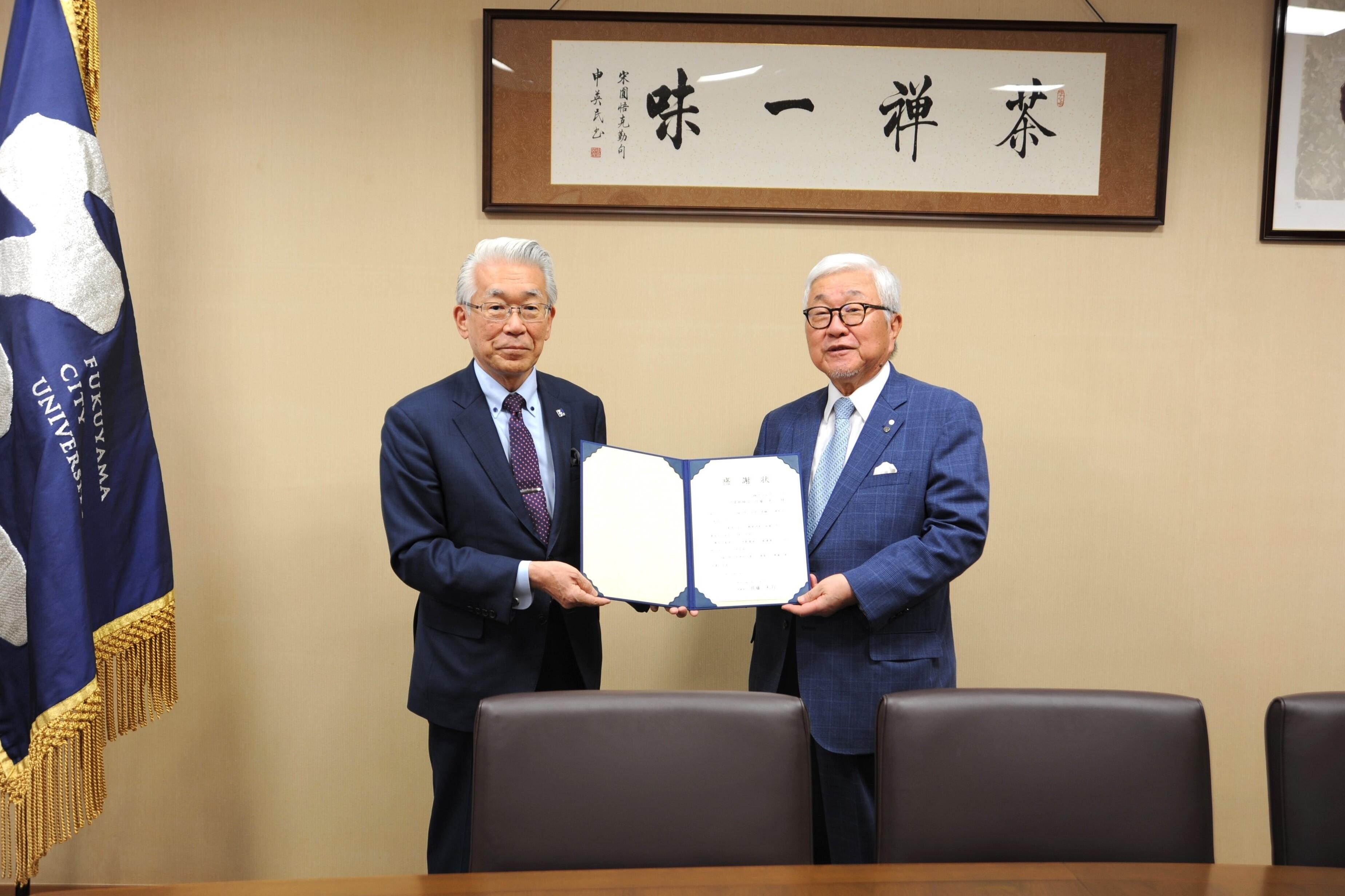 感謝状を受け取る
