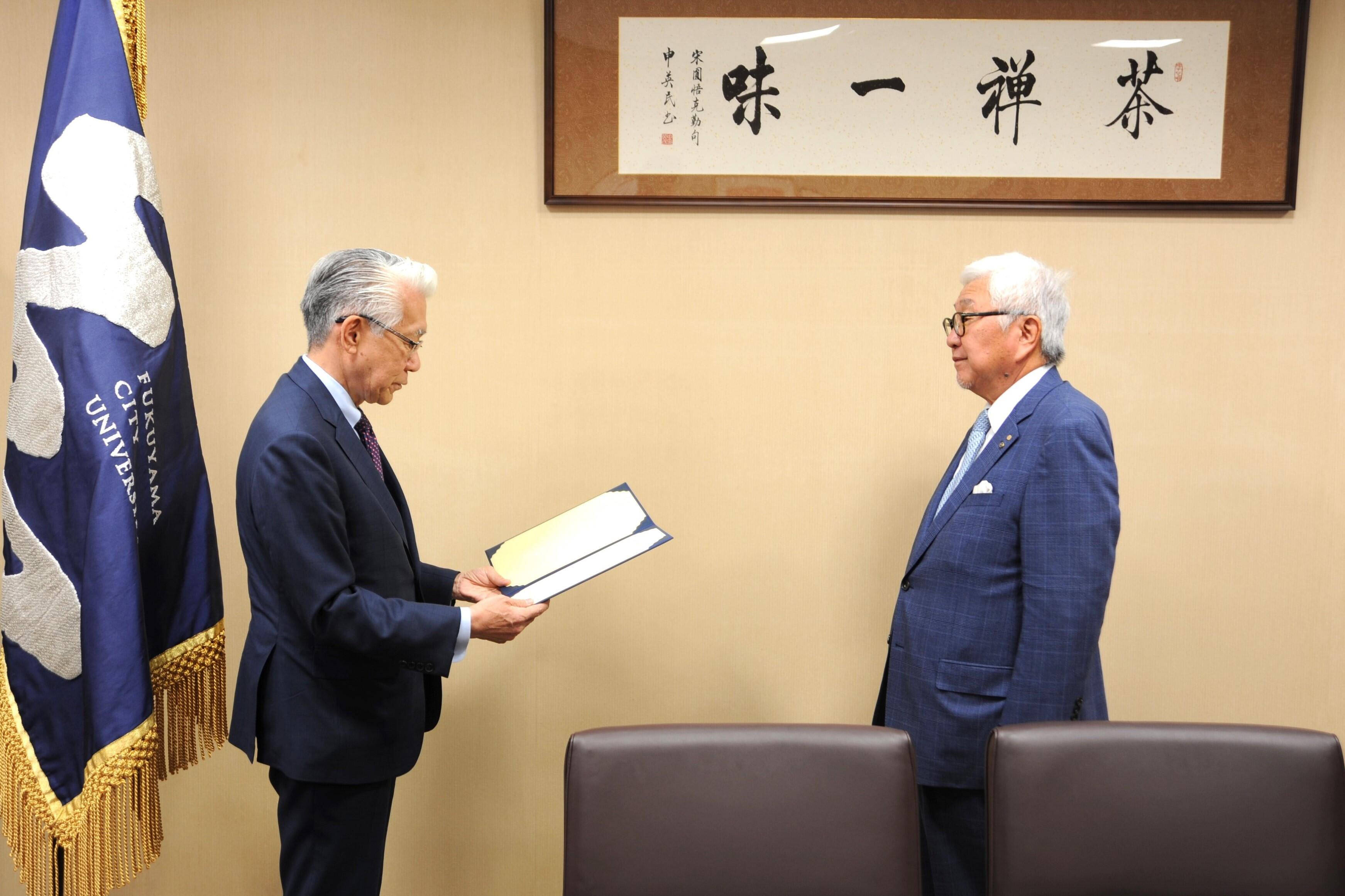感謝状を渡す