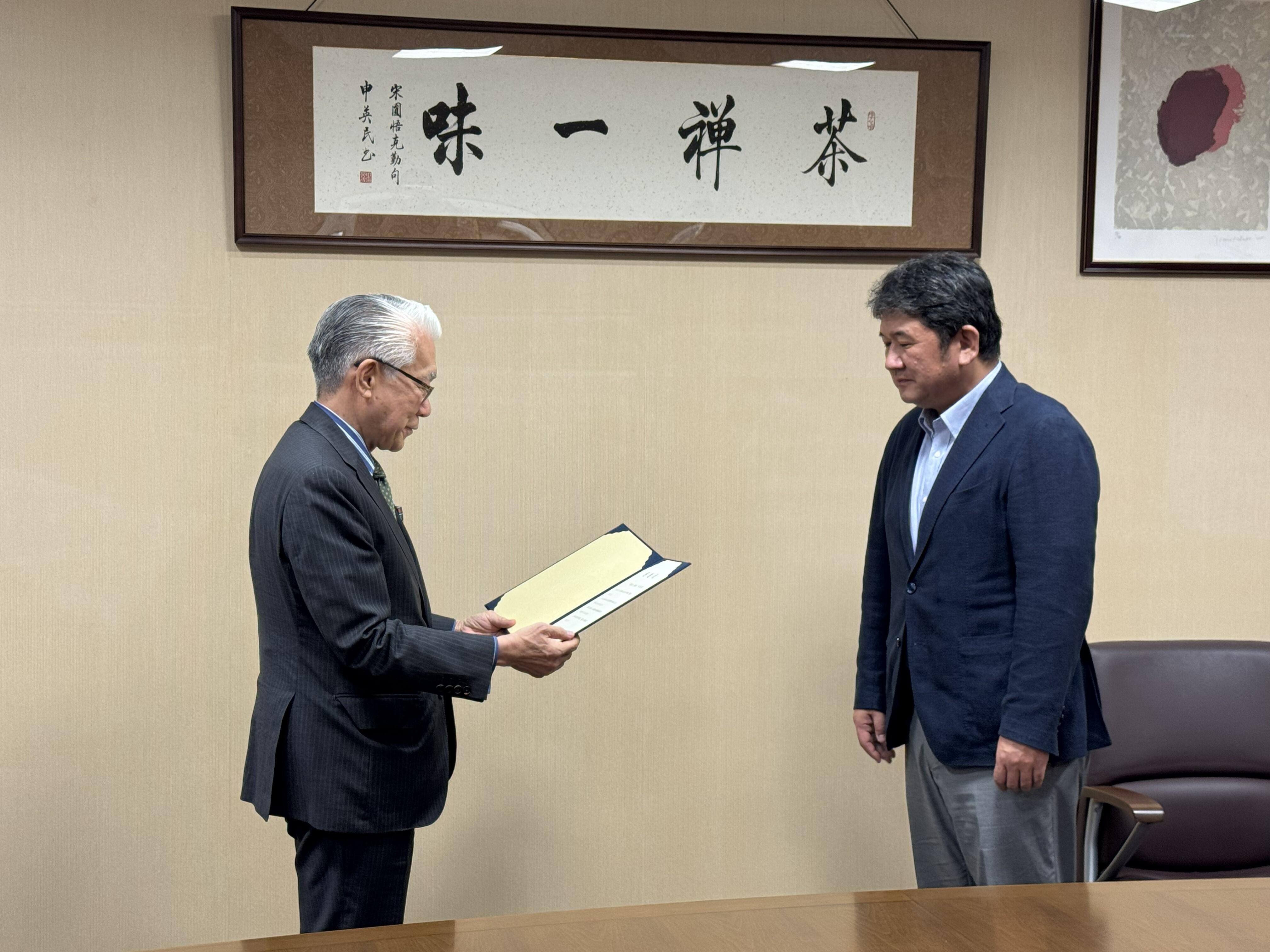 感謝状を渡す