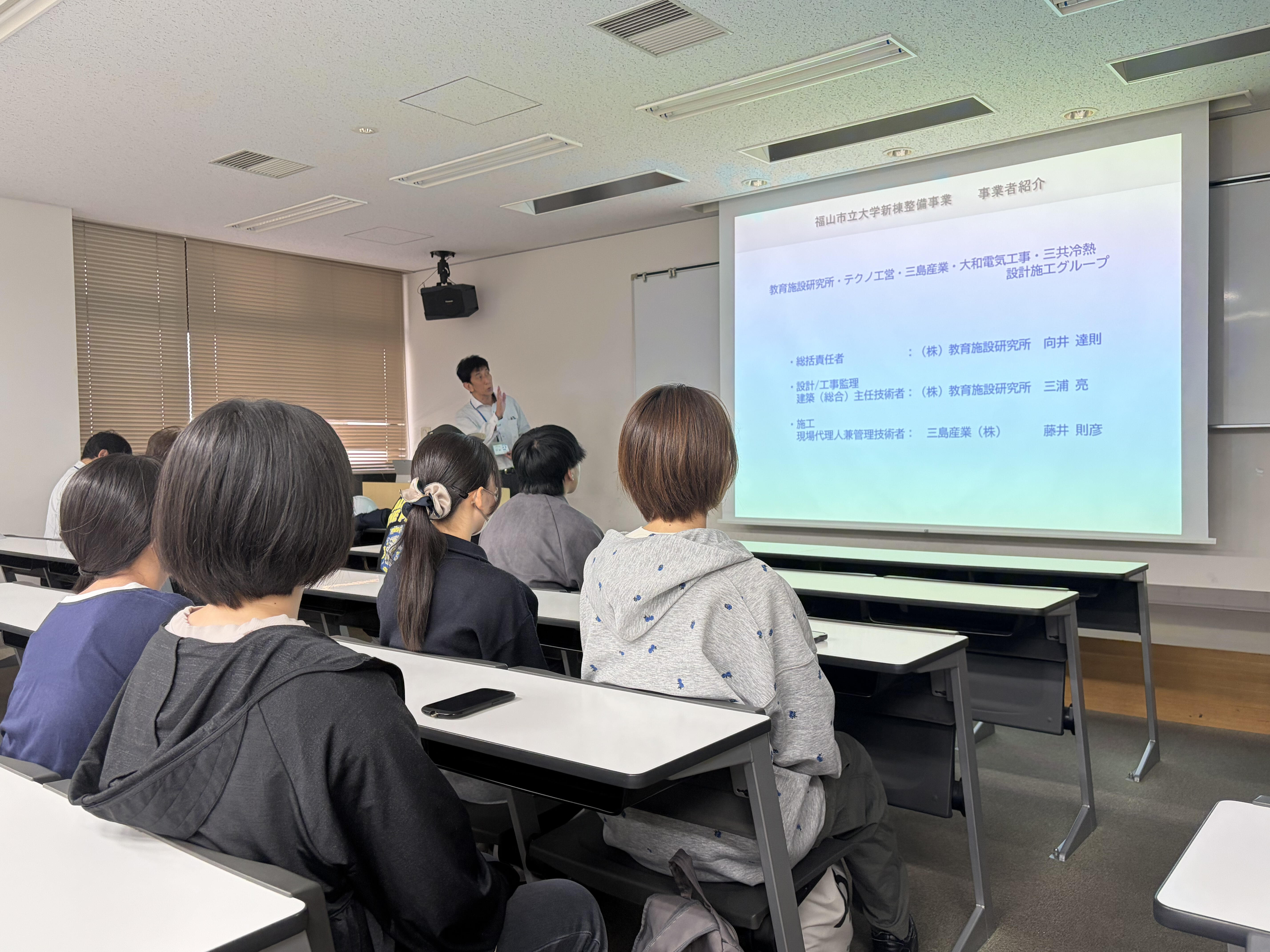 中講義室Bでの説明風景.jpg